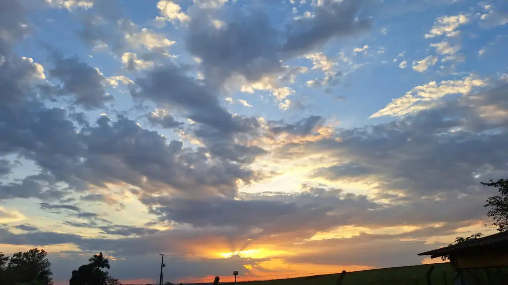 Pôr do sol dourado