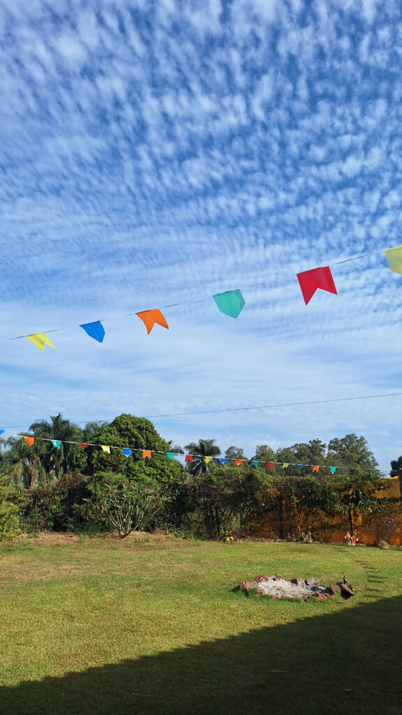 Bandeiras da festa junina e o céu azul chapiscado de núvens