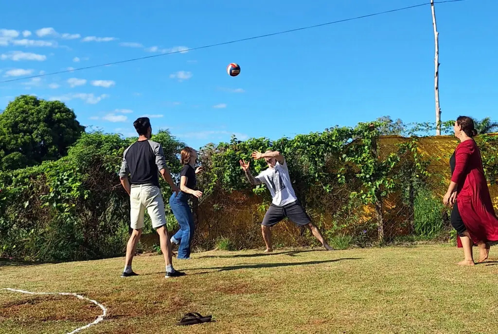 Brincando de vôlei na vivência