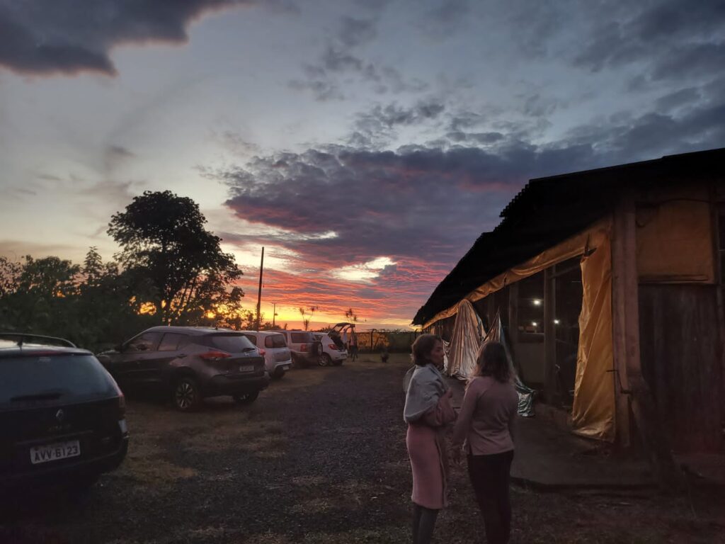 Pôr do Sol ao fundo do barracão da sessão