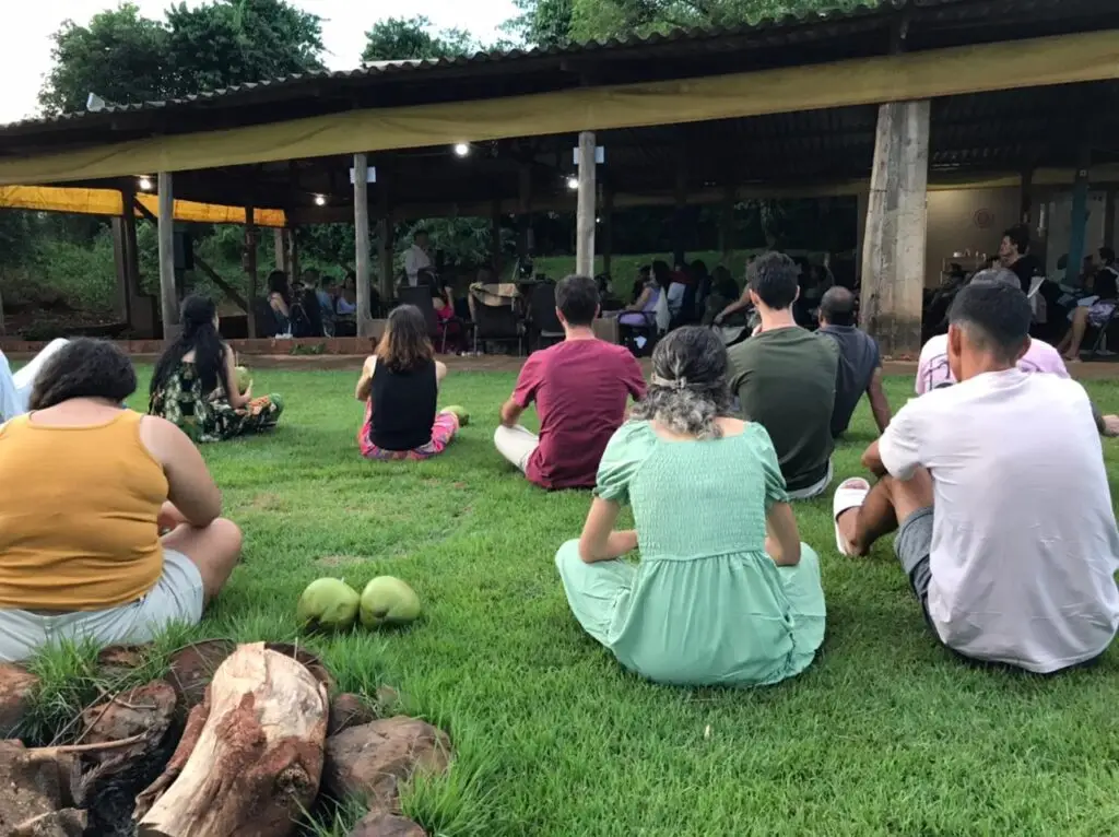 Pessoas ouvindo instruções depois da sessão